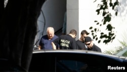 FILE - Former Petrobras executive, Renato Duque, left, at Federal Police headquarters, Rio de Janeiro, March 16, 2015.