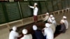 Seorang guru menjelaskan ayat-ayat Al-Qur'an yang dicetak pada pelat logam di kelas baca Al-Qur'an selama bulan Ramadhan di Pondok Pesantren Al-Ashriyyah Nurul Iman, Parung, Jawa Barat, Selasa, 6 Juni 2017. (Foto: dok).