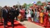 2015年4月20日巴基斯坦新闻信息部照片: 中国国家主席习近平（左前）与巴基斯坦总统侯赛因在伊斯兰堡空军基地向欢迎儿童致意
