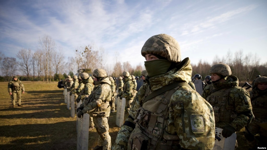 Украинские пограничники на одном из участков границы с Беларусью (архивное фото)