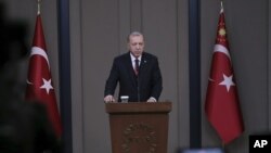 Tổng thống Recep Tayyip Erdogan phát biểu trước truyền thông tại phi trường Ankara ngay trước chuyến đi sang Pháp ngày 10/11/201