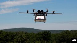 Un prototype de drone DPD Geopost transportant un colis lors d'un vol d'essai à Pourrières, dans le sud de la France, le 23 Juin 2015. (AP Photo / Claude Paris)