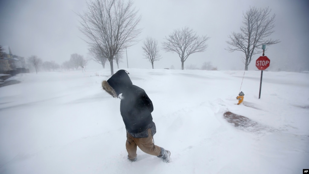 Cassie Peterson camina entre la nieve durante la mÃ¡s reciente tormenta invernal en Portland, Maine, el martes, 13 de marzo de 2018.