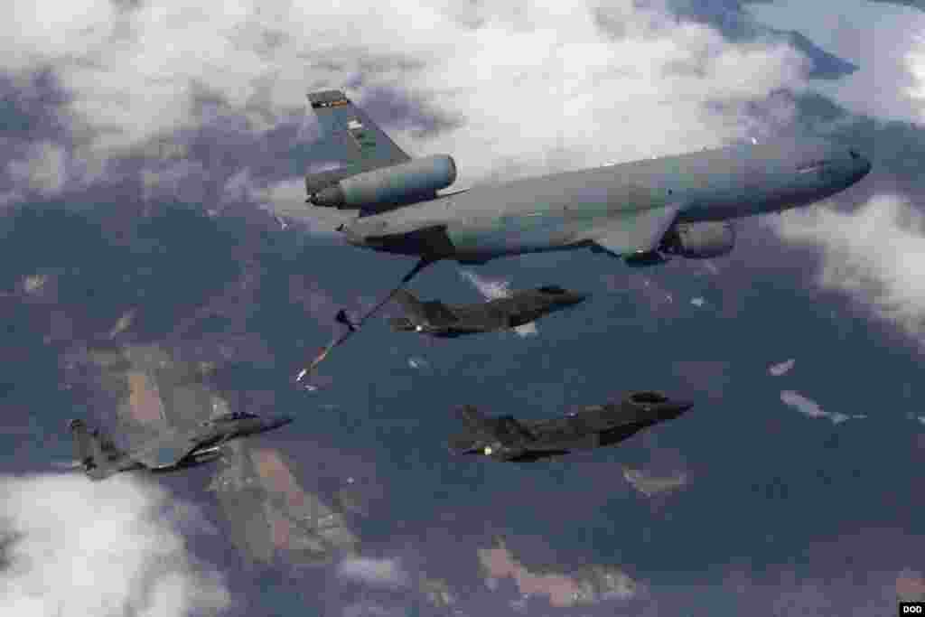جریان سوخت گیری جت جنگی اف -۳۵ امریکایی در هوا