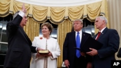 Tổng thống Trump tại lễ nhậm chức của ông Tillerson hồi tháng Hai năm 2017.