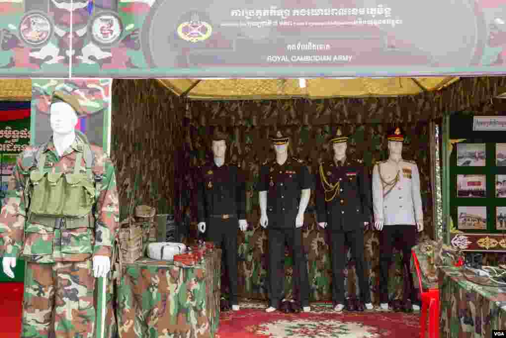ការដាក់តាំងបង្ហាញ ឯកសណ្ឋានកងទ័ពជើងគោក ក្នុងពិព័រណ៌សម្ភារៈយោធា នៃព្រឹត្តិការណ៍ប្រកួតកីឡាកងយោធពលខេមរភូមិន្ទក្នុងរាជធានីភ្នំពេញ កាលពីថ្ងៃទី៧ ខែមករា ឆ្នាំ២០១៧។ (ហ៊ាន សុជាតា/ VOA)