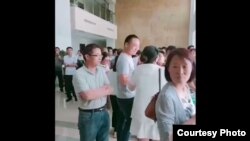 6月16日正值中国传统节日端午节，大批教师到安徽宿松县政府大楼内请愿维权。