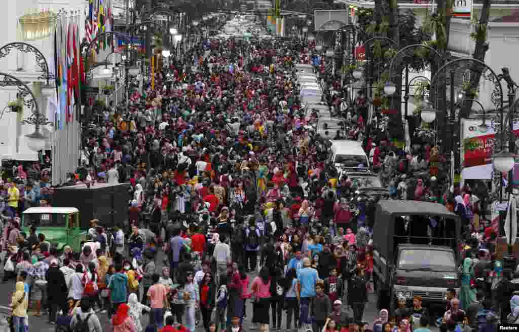 watu wakikusanyika kwenye barabara ya&nbsp; Merdeka mjini&nbsp; Bandung, Indonesia, April 24, 2015.