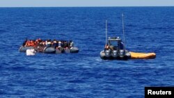 Para migran Afrika yang berusaha menyeberangi Laut Tengah, sedang menunggu pertolongan (foto: ilustrasi). 