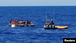 Des migrants secourus dans la mer Méditerranée, le 14 septembre 2017.