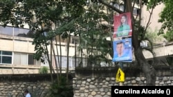 ARCHIVO - Carteles de candidatos oficialistas y de la oposición para las elecciones regionales de Venezuela del 21 de noviembre de 2021. 