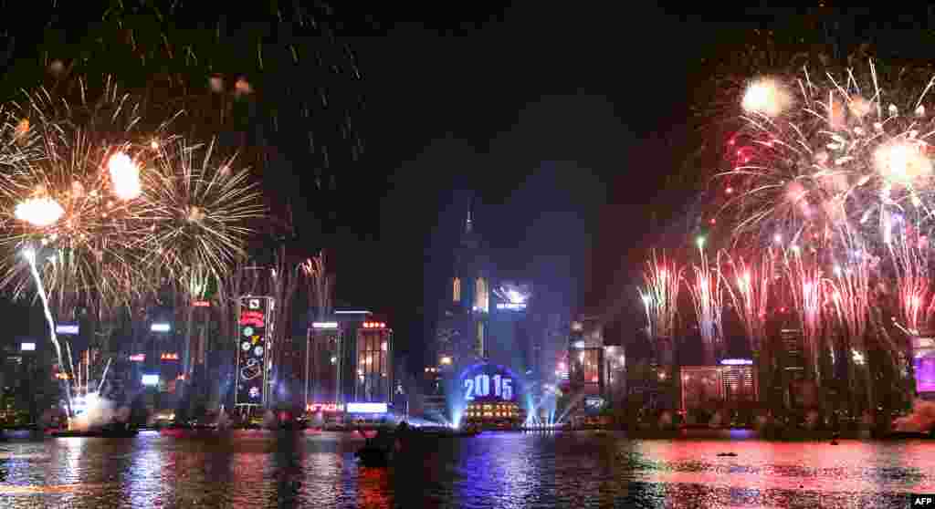 Gemerlap kembang api di Pelabuhan Victoria, Hong Kong dalam menyambut pergantian tahun 2015.