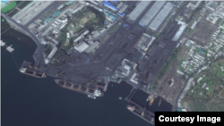 북한 남포항을 찍은 지난 10월 3일자 구글어스 위성사진. 3척의 선박이 석탄을 싣고 있다.