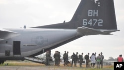 Soldados estadounidenses llegan al aeropuerto de Liberia en seis aviones del Ejército.