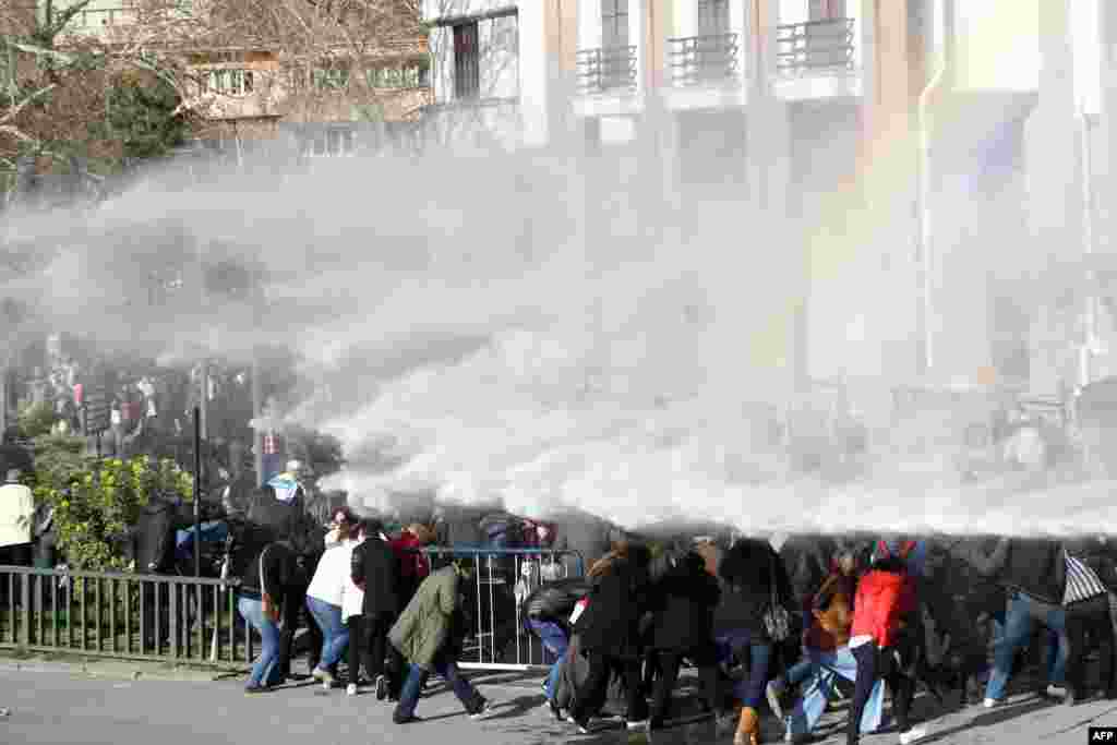 Polisi anti huru-hara Turki menyemprotkan meriam air untuk membubarkan demonstran di ibukota Ankara.