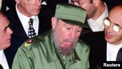 Le président Fidel Castro rencontre les officiels iraniens à l'aéroport de Téhéran pour son premier voyage dans le pays pour augmenter la coopération de ces deux pays qui souffrent de l'embargo imposé par les États-Unis, le 7 mai 2001.