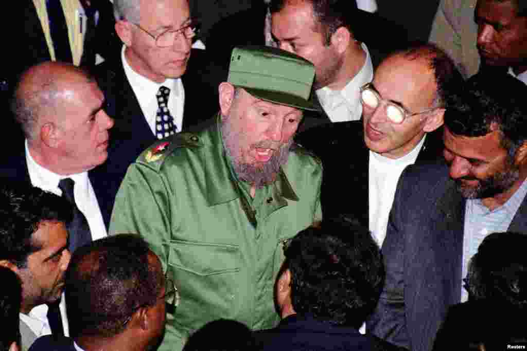 Le président Fidel Castro rencontre les officiels iraniens à l'aéroport de Téhéran pour son premier voyage dans le pays pour augmenter la coopération de ces deux pays qui souffrent de l'embargo imposé par les États-Unis, le 7 mai 2001.