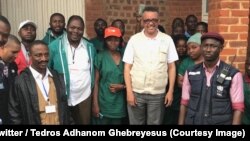 Le directeur général de l'OMS, Tedros Adhanom Ghebreyesus au milieu du personnel des agences des Nations unies chargées de la lutte contre Ebola à Beni, Nord-Kivu, RDC, 8 novembre 2018.