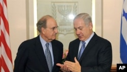 A handout picture released by the US Embassy in Israel shows US Middle East envoy George Mitchell (L) listening to Israeli Prime Minister Benjamin Netanyahu during a meeting in Jerusalem, 20 May 2010