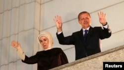 Thủ tướng Thổ Nhĩ Kỳ Tayyip Erdogan và vợ chào những người ủng hộ ông tại trụ sở đảng ở Ankara, 30/3/14