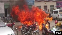 Exile leaders say activists, aged 22 and 24, were carrying Tibetan national flags as they launched their midafternoon protest in Zatoe town.