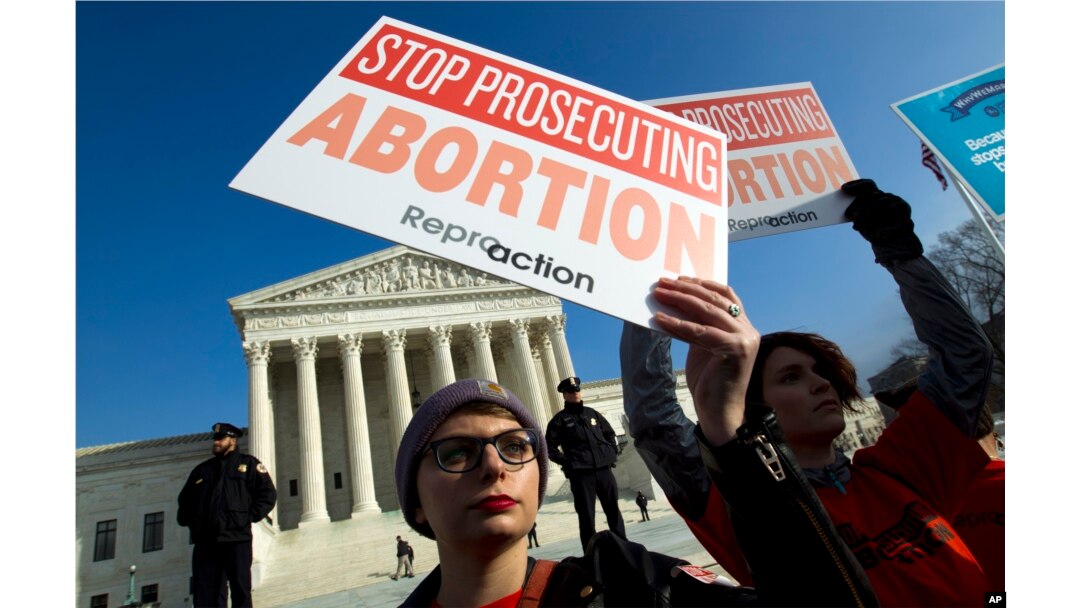 ARSIP – Aktivis pendukung hak-hak aborsi berunjuk rasa di luar gedung Mahkamah Agung AS, dalam pawai March for Life di Washington, 18 Januari 2019