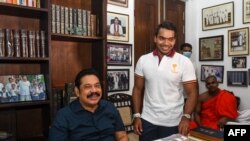 PM Sri Lanka Mahinda Rajapaksa (kiri) dan putra sulungnya serta anggota parlemen Namal Rajapaksa (tengah) di rumah Mahinda di kota selatan Tangalle, 7 Agustus 2020, setelah pengumuman hasil pemilihan parlemen Sri Lanka.