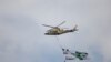 Un hélicoptère de l'armée de l'air nigériane survole Abuja, au Nigeria, lors de la célébration du 60e anniversaire de l'indépendance du pays, le 1er octobre 2020. 