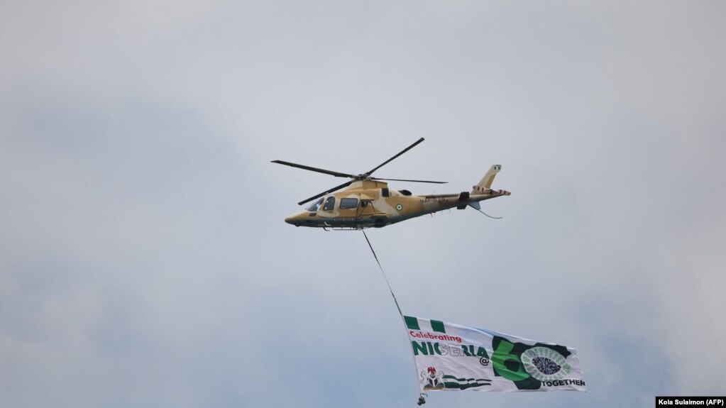 Un hélicoptère de l'armée de l'air nigériane survole Abuja, au Nigeria, lors de la célébration du 60e anniversaire de l'indépendance du pays, le 1er octobre 2020. 