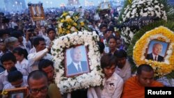 Ribuan warga memenuhi kompleks Istana Raja Kamboja di Phnom Penh menyambut kedatangan jenazah mantan Raja Norodom Sihanouk, Rabu (17/10). 