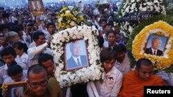 17일 캄보디아 전 국왕 노로돔 시아누크의 시신이 프놈펜에 도착한 후, 왕궁 앞에 모여든 애도 인파.