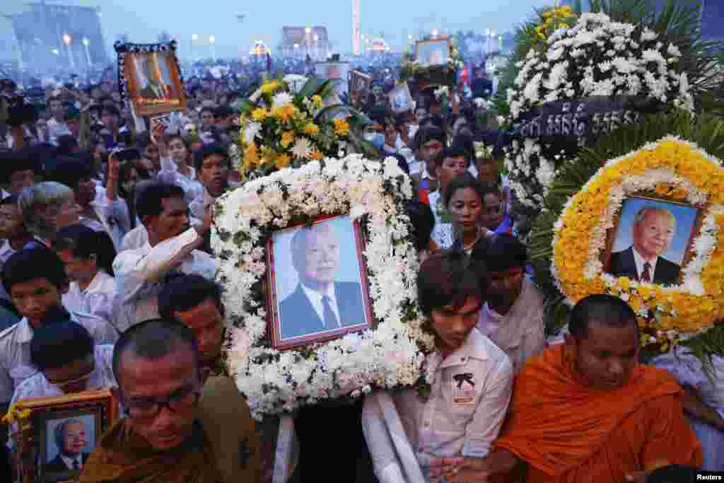 Thousands of mourners gather at the gates of the Royal Palace minutes after the coffin of former king Norodom Sihanouk arrived in Phnom Penh October 17, 2012. 