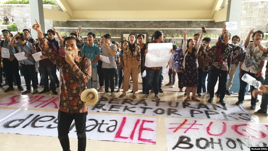 Aksi mahasiswa UGM, menjadikan penanganan kekerasan seksual di lingkungan kampus sebagai isu utama. (Foto:VOA/ Nurhadi)