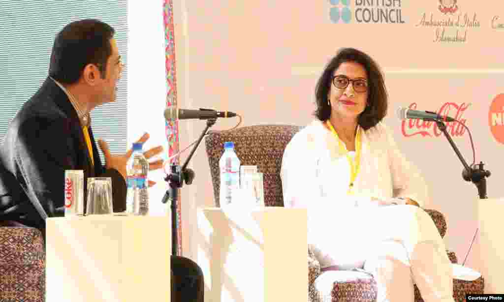 برطانیہ میں مقیم پاکستانی مصنفہ مونی محسن کے ساتھ ملاقات اور بات چیت بھی پہلے روز کے پروگرام کا حصہ تھی