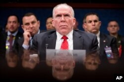 ທ່ານ John Brennan ຜູ້ອຳນວຍການ ໜ່ວຍສືບລັບ CIA ໃຫ້ຄຳຖະແຫຼງການ ທີ່ Capitol Hill ໃນ Washington.