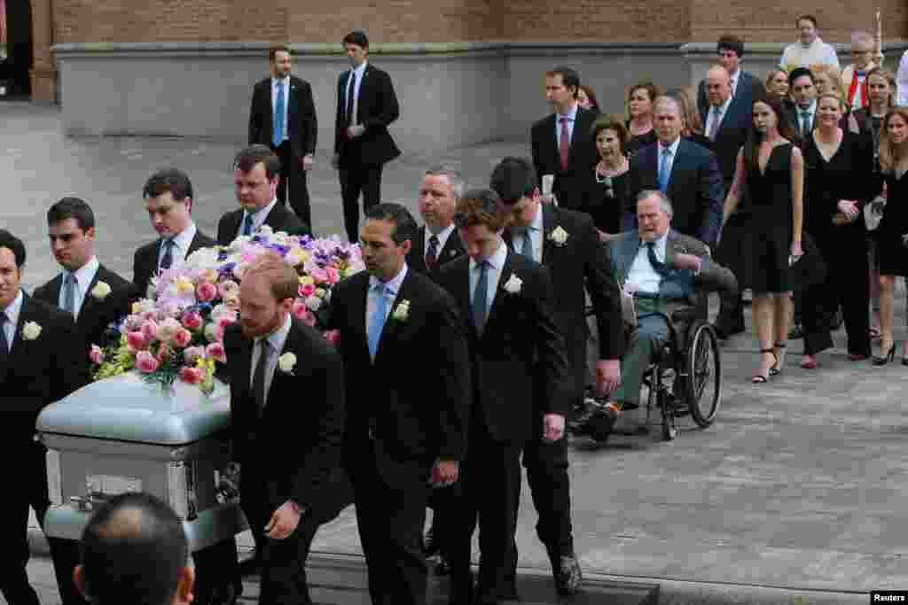 پرزیدنت جورج هربرت واکر بوش اول اردیبهشت امسال در مراسم تشییع جنازه همسرش شرکت کرد.