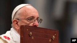 教皇方济各在新年弥撒中亲吻圣经