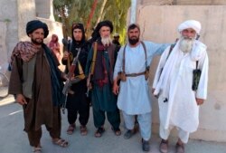 طالبان عسکریت پسند فرح میں داخل ہونے کے بعد اپنی تصویریں بنوا رہے ہیں، 10 اگست 2021