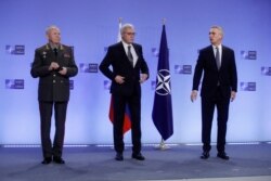 Wamenhan Rusia Kolonel Jenderal Alexander Fomin, Wamenlu Rusia Alexander Grushko dan Sekjen NATO Jens Stoltenberg di markas Aliansi NATO di Brussels, Belgia, 12 Januari 2022. (REUTERS)