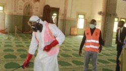 Un agent de la marie désinfecte la grande mosquée de Niamey, le 13 mai 2020. (Courtesy Images)