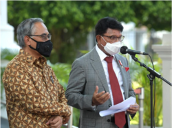 Menkominfo Johnny G Plate (kanan) dan Ketua DK OJK Wimboh Santoso (kiri) diperintahkan Jokowi untuk melakukan moratorium penerbitan izin pinjol legal yang baru. (Foto: Courtesy/Biro Setpres)