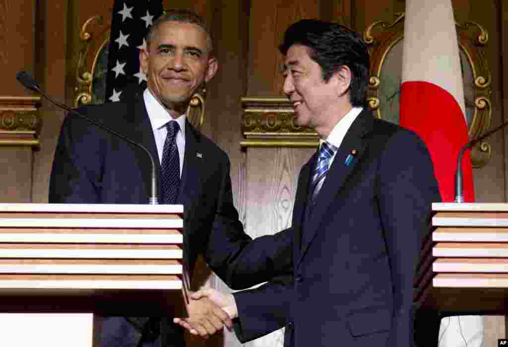 President Barack Obama and Japanese Prime Minister Shinzo Abe shake hands at the conclusion of their joint news conference at the Akasaka State Guest House in Tokyo, April 24, 2014.