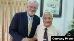 Đại sứ Hoa Kỳ tại Việt Nam David Shear gặp nhà bất đồng chính kiến Nguyễn Đan Quế ở Sài Gòn, Việt Nam, ngày 17 tháng 8, 2012.