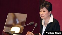 박근혜 대통령이 24일 국회 본회의장에서 2017년도 예산안 시정연설을 통해 개헌 논의를 제안하고 있다.