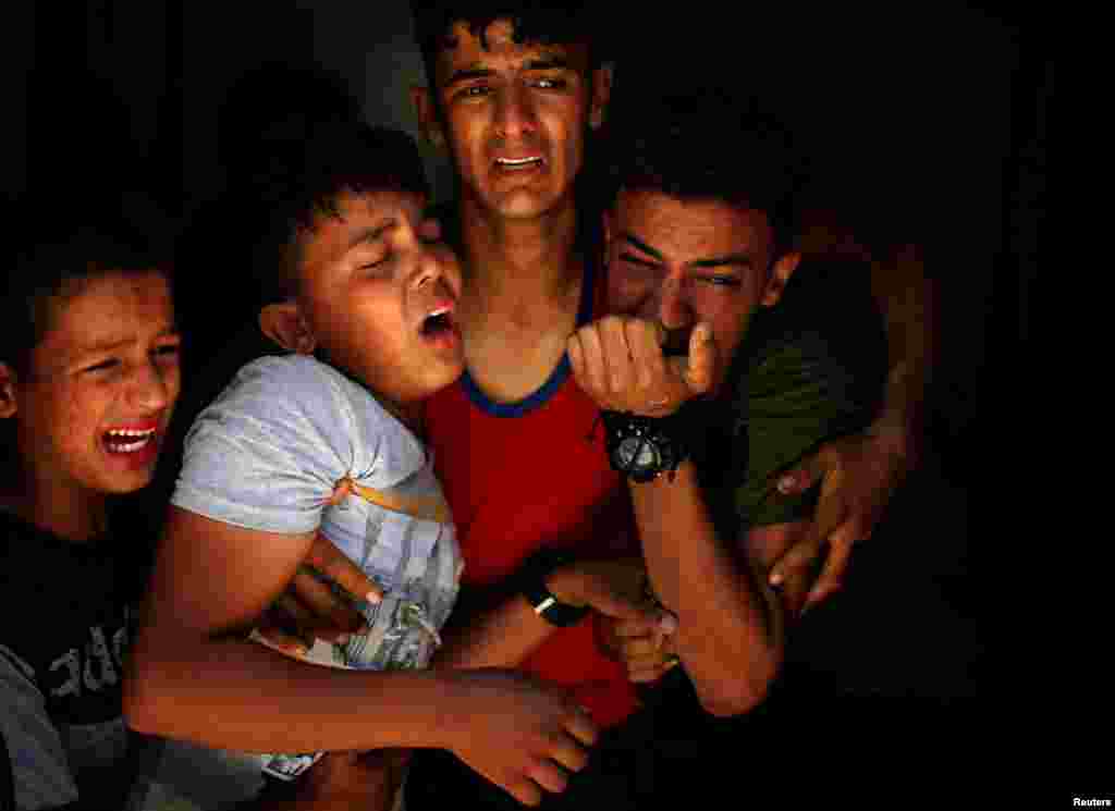 팔레스타인 가자지구의 가자시티에서 이스라엘군에 의해 숨진 희생자의 가족들이 눈물을 흘리고 있다.&nbsp;