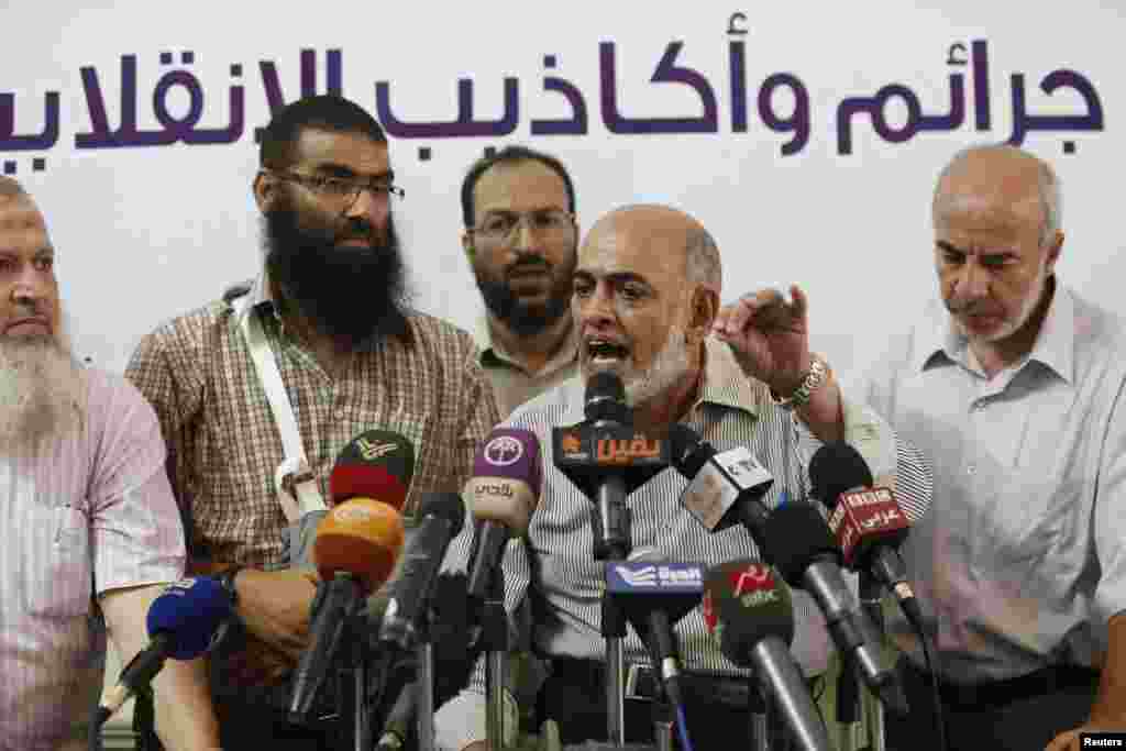 무슬림 형제단 최고지도자가 이집트 군부에 체포된 20일, 무슬림 형제단 소속 회원들이 카이로에서 기자회견을 열었다.