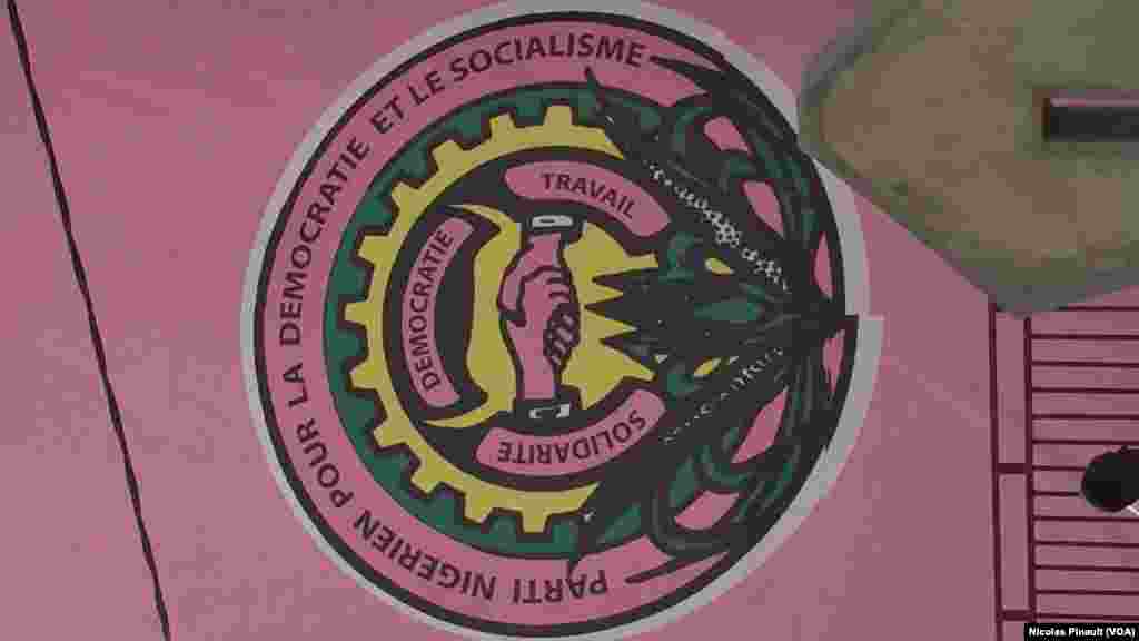 Le logo du Parti nigérien pour la démocratie et le socialisme du président sortant du Niger, Mahamadou Issoufou, à Niamey, Niger, 16 février 2016. (VOA/Nicolas Pinault)