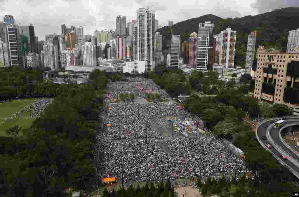 Puluhan ribu warga berdemonstrasi menuntut demokrasi yang lebih besar di Hong Kong (1/7). (AP/Kin Cheung)