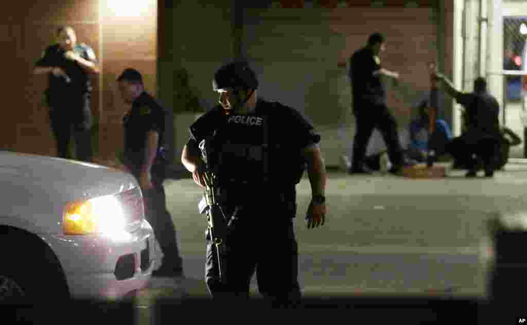 La police arrête un chauffeur après une fusillade au cours de laquelle plusieurs officiers de police ont été tués dans le centre de Dallas 7 juillet 2016. (AP Photo / LM Otero)