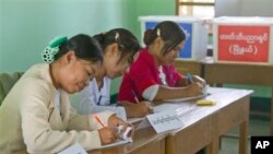 စည္ပင္သာယာေရြးေကာက္ပြဲ မဲစာရင္းမွတ္ပံုတင္ျခင္းေဆာင္ရြက္ေပးေနတဲ့ အစိုးရဝန္ထမ္းမ်ား။ (၂၀၁၄၊ ဒီဇင္ဘာ ၂၇) 